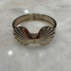 Boutique gold and cream shell clasp bracelet